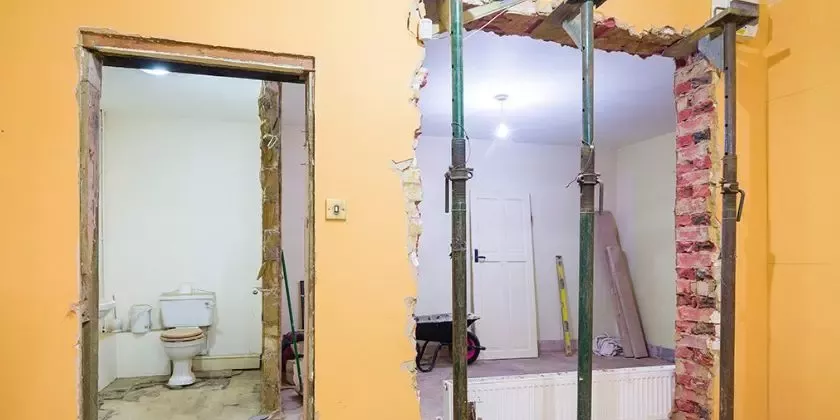 Demolice nosné zdi s oporami pro strop