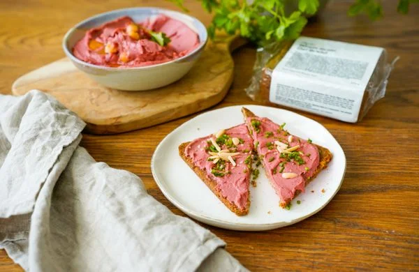 Červená řepa na toastu s bylinkami a ořechy