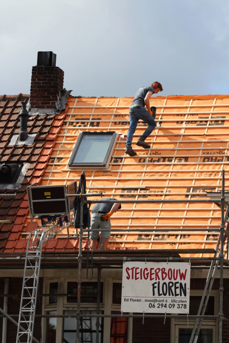 Práce na opravě střechy s instalací hydroizolace
