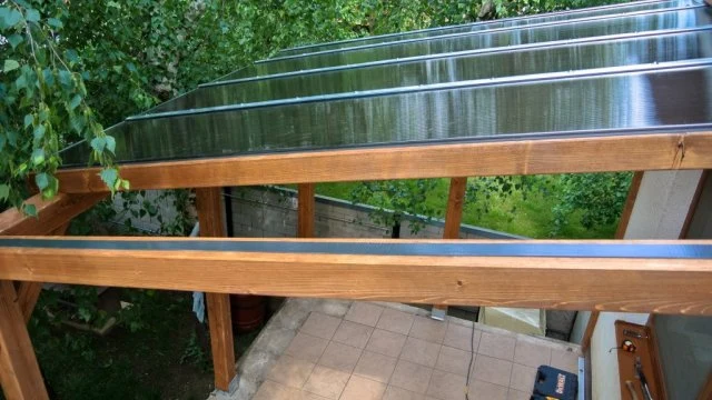 Dřevěné zastřešení terasy s průhlednými panely