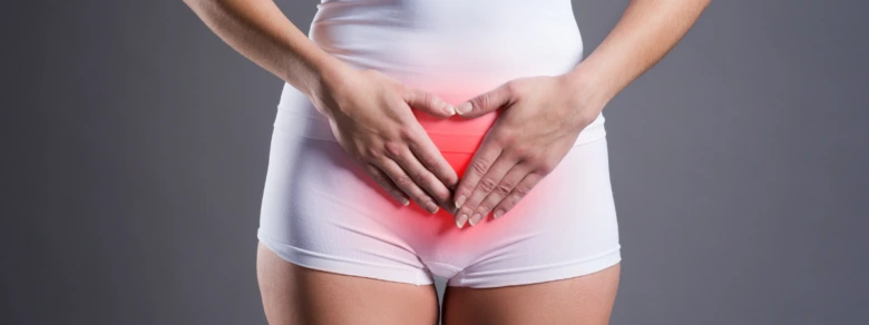 Žena s bolestí v dolní části břicha při anovulačním cyklu