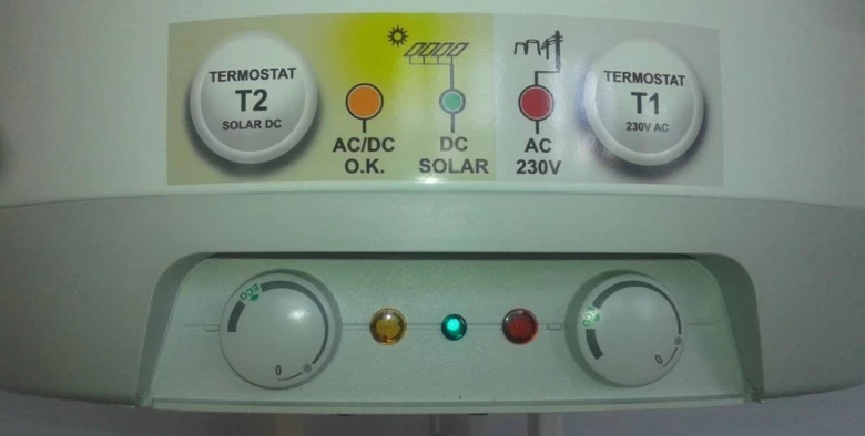 Ovládací panel solárního ohřevu vody s termostaty a indikátory