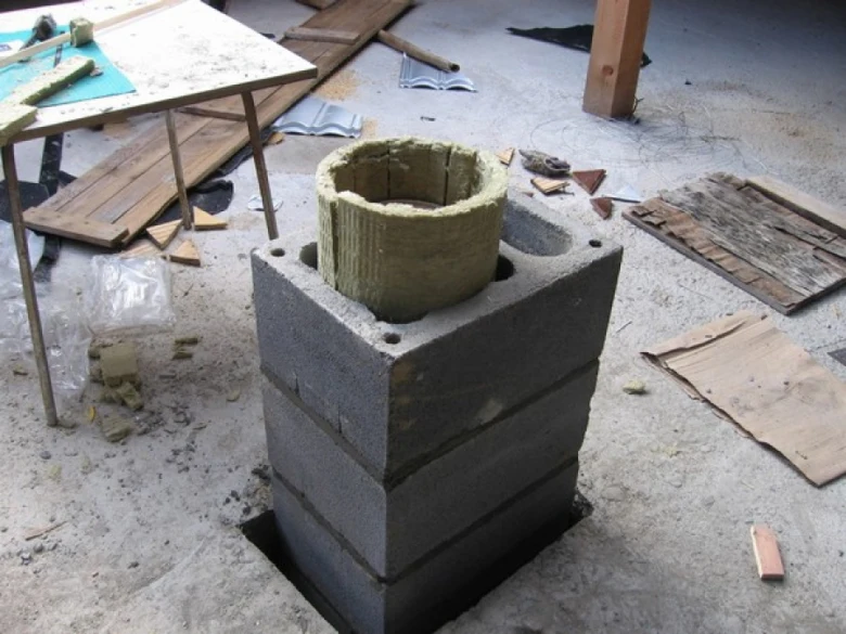 Rekonstrukce komínu z betonových bloků s izolací