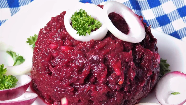 Připravený tartar z červené řepy s cibulovými kroužky a petrželkou.