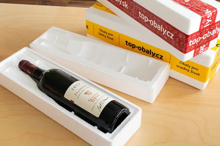 Lahev vína v ochranném polystyrenovém balení pro dárkové účely.