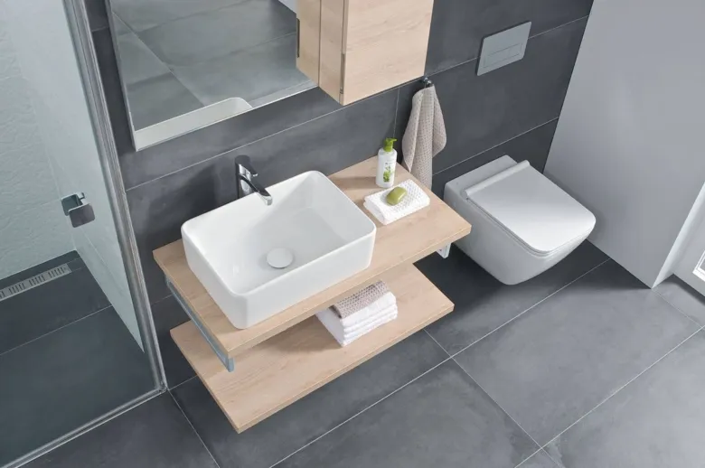 Moderní koupelna s malým záchodem pro úsporný design.