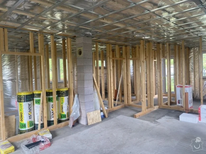 Nezhotovený dům s dřevěným rámem a izolačními materiály.