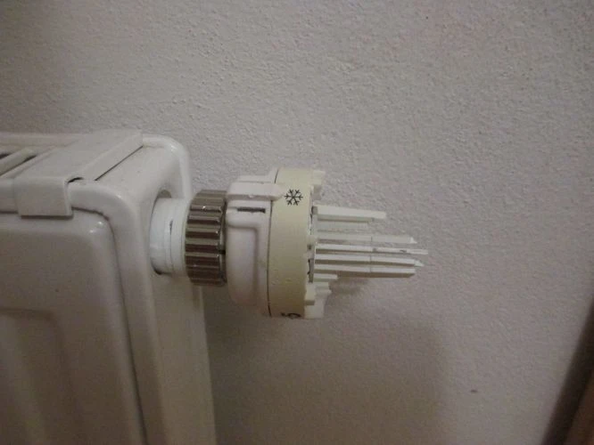 Termostatická hlavice na radiátoru s nastavením teploty
