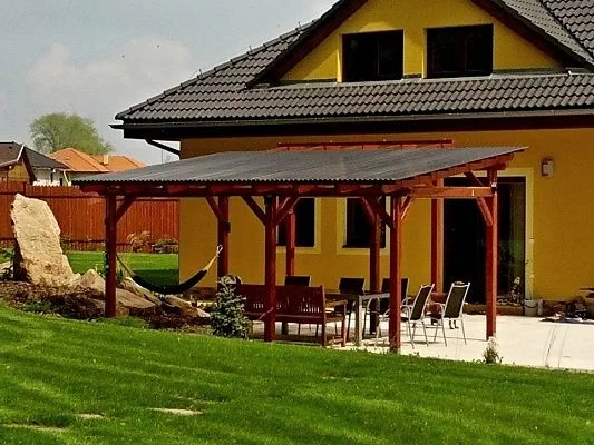 Pergola s podlahou na zahradě u domu