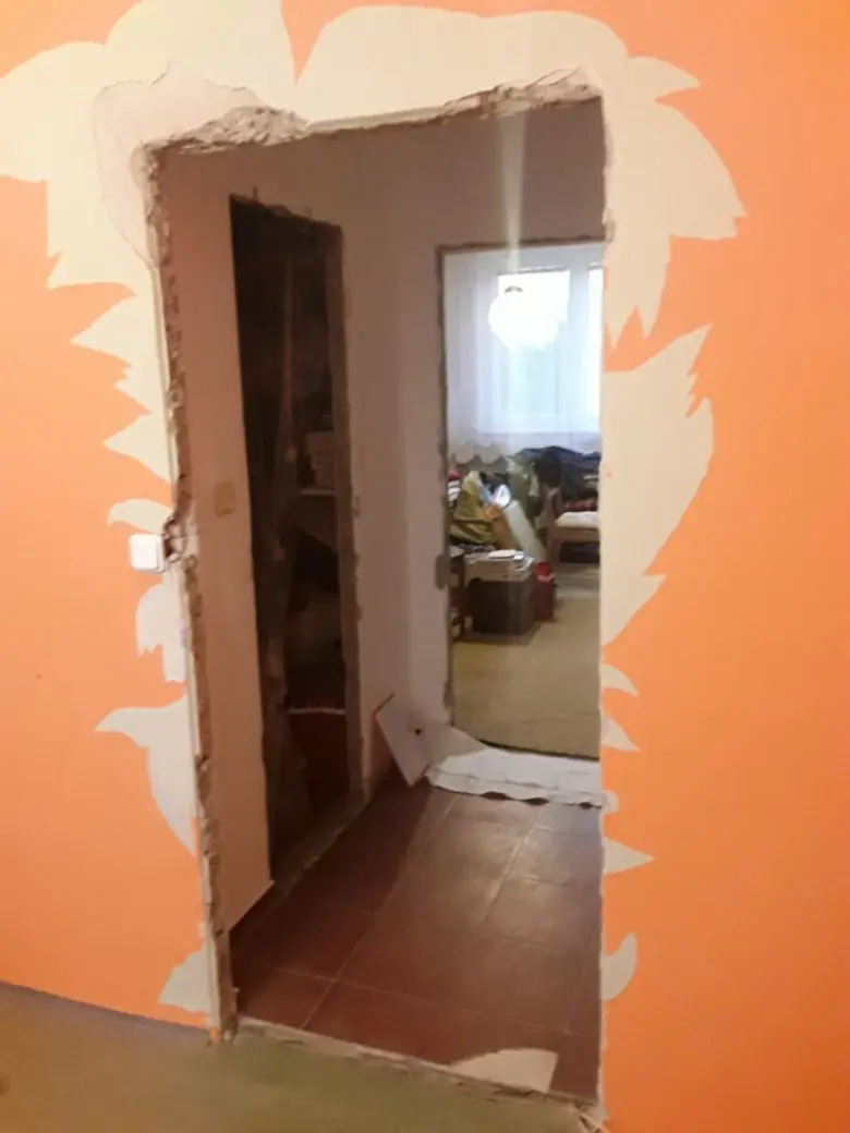 Zdrcený otvor ve zdi po bourání v interiéru.