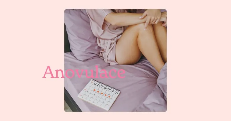 Žena sledující menstruační cyklus pomocí kalendáře.