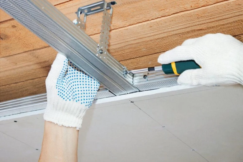 Instalace kovového profilu pro sádrokarton na strop