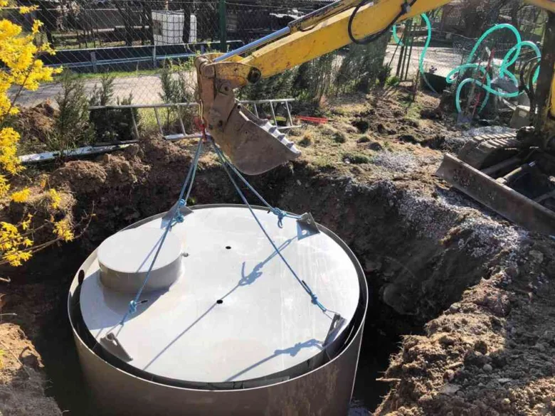 Instalace nádrže na dešťovou vodu pomocí bagru