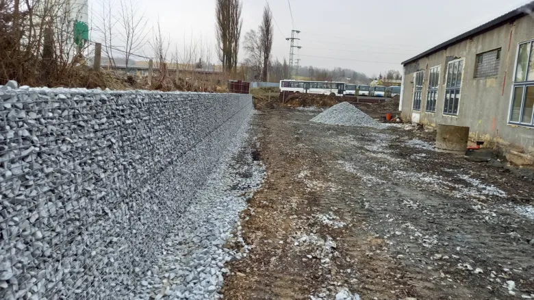 Hotový gabiónová zeď naplněná kamenem na staveništi.