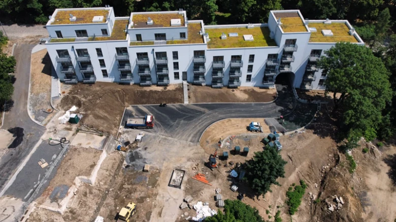 Nová budova u hranice pozemku na stavbě