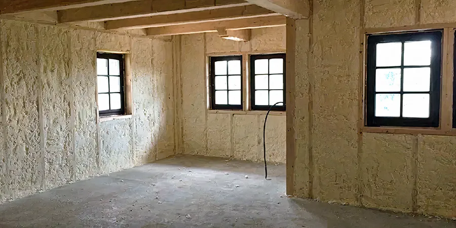 Stříkaná PUR izolace ve stěnách domu v reálném stavu.