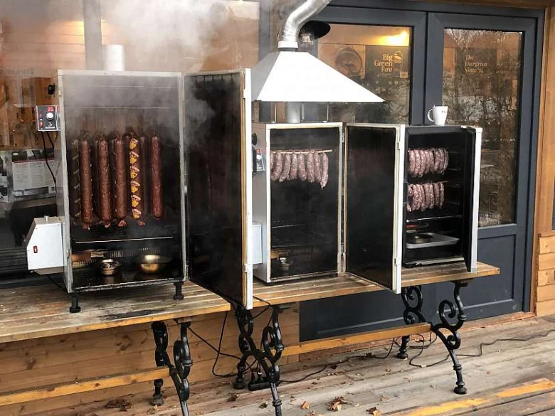 Elektrická udírna s uzenými klobásami