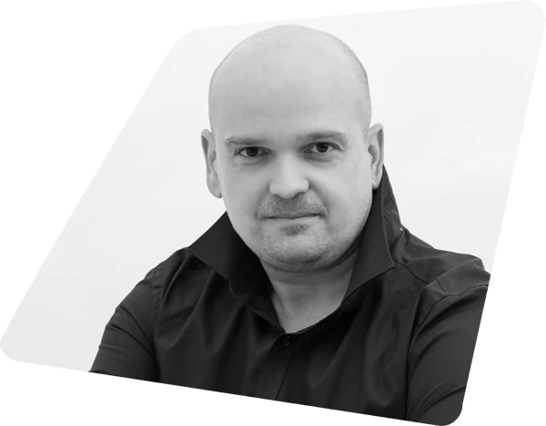 Portrét bytového architekta z Prahy v černobílém stylu.