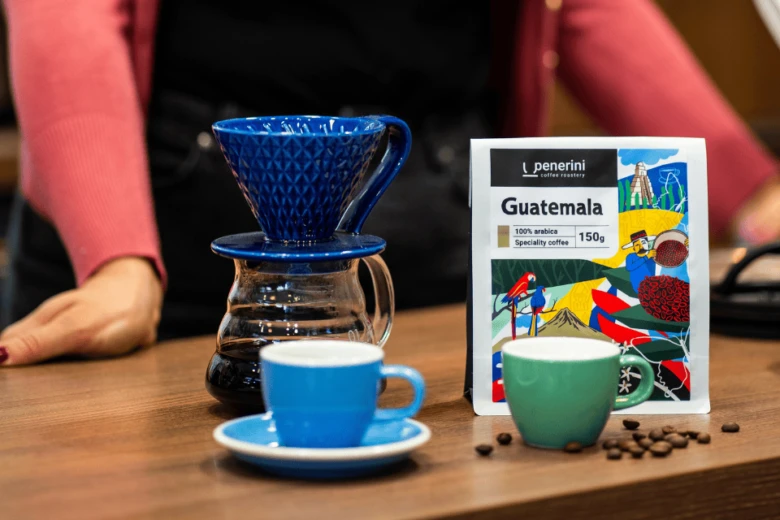 Připravování speciální kávy z Guatemaly v modrém dripperu