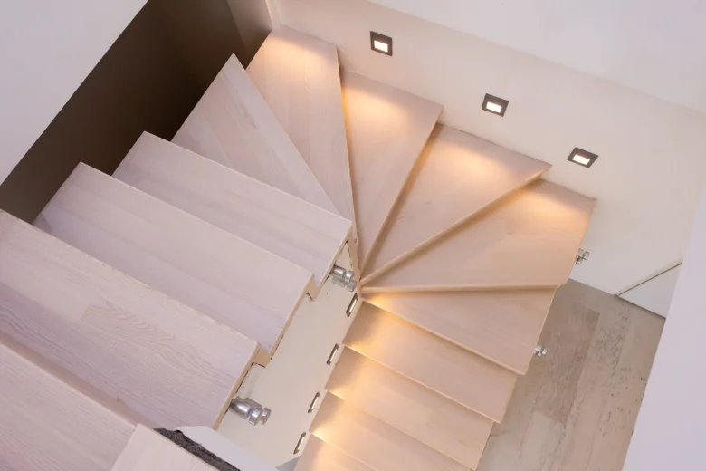 Dřevěné schody s osvětlením zespodu, moderní design