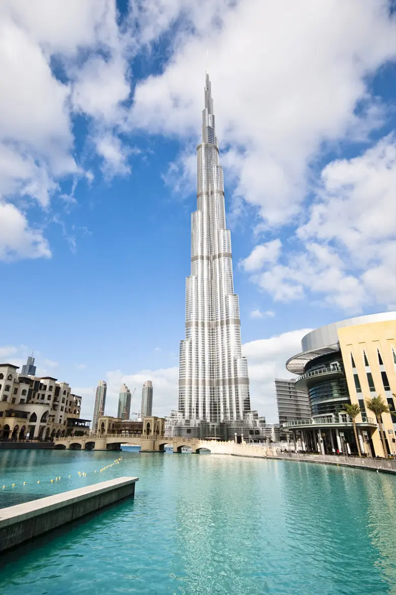 Nejsvyšší mrakodrap na světě v Dubaji s vodním prvkem.