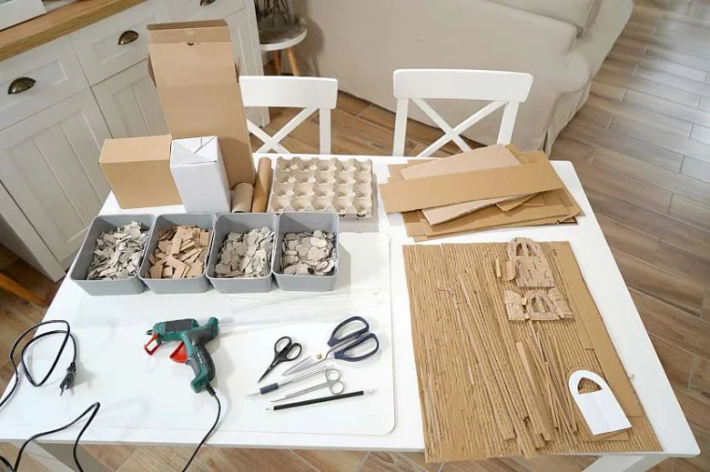 Materiály na výrobu domečku z kartonu pro děti