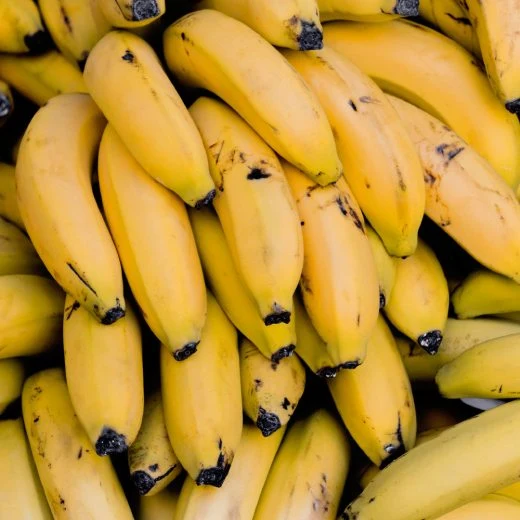 Žluté banány s černými skvrnami na kůře.