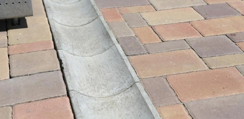 Konkrétní příklad správně navržené drenáže v dlažbě.