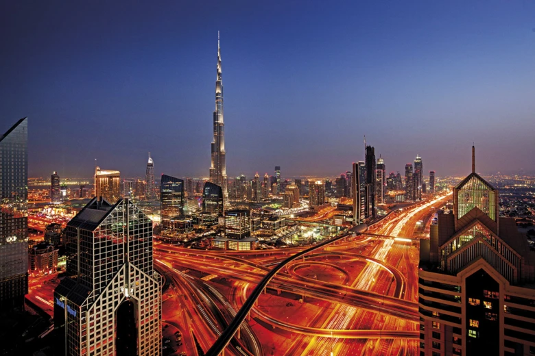Noční pohled na nejvyšší mrakodrap světa v Dubaji.