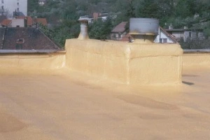 Nanosená PUR izolace na střeše s komíny