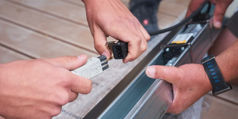 Připojení elektrického kabelu k venkovní žaluzii