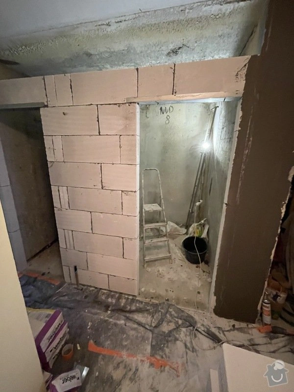 Stavba koupelny s umakartovými panely v průběhu rekonstrukce