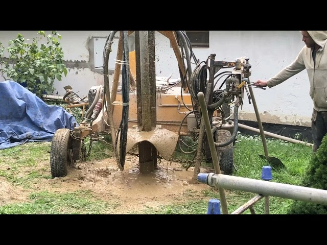 Pracovník ovládá vrtací zařízení při výstavbě studny