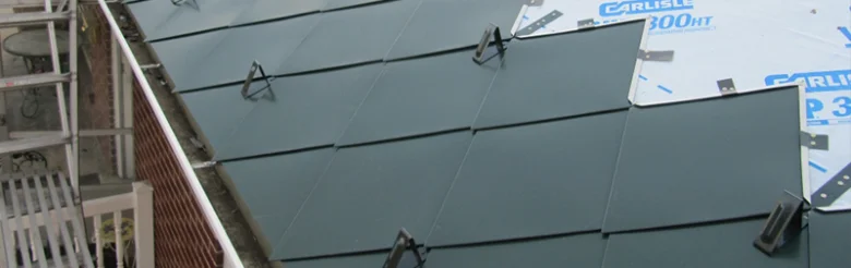 Střecha v opravě s novou podkladovou fólií.