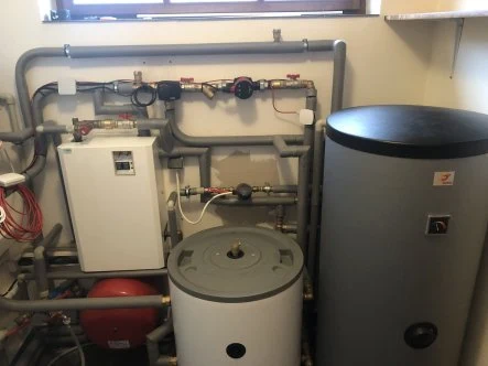 Instalace tepelného čerpadla s nádržemi a potrubím