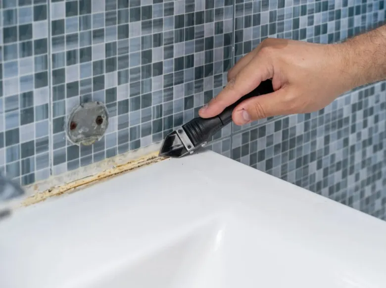 Odstraňování starého silikonu ze sprchového koutu