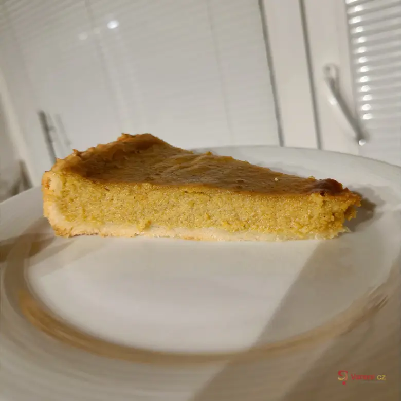 Kousek dýňového koláče na bílém talíři