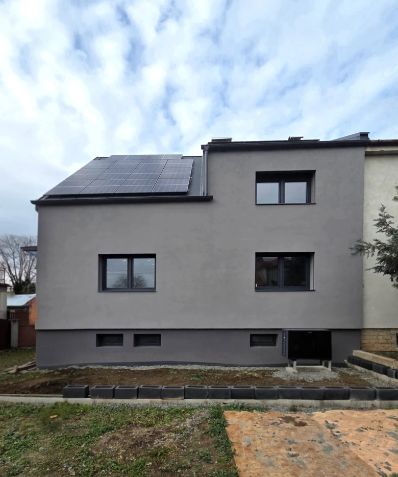 Modernizovaný dům s fotovoltaickými panely po rekonstrukci.