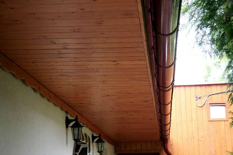 Hotový strop z palubek pod střechou s odvodňováním.