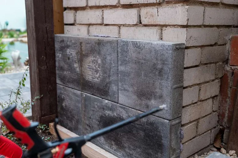 Výroba vodního sloupku z kamenných bloků s použitím nástrojů