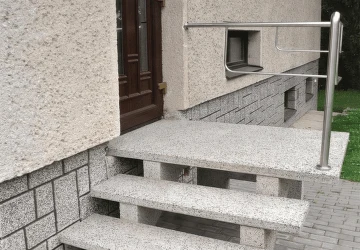 Venkovní schody ze ztraceného bednění s kovovým zábradlím