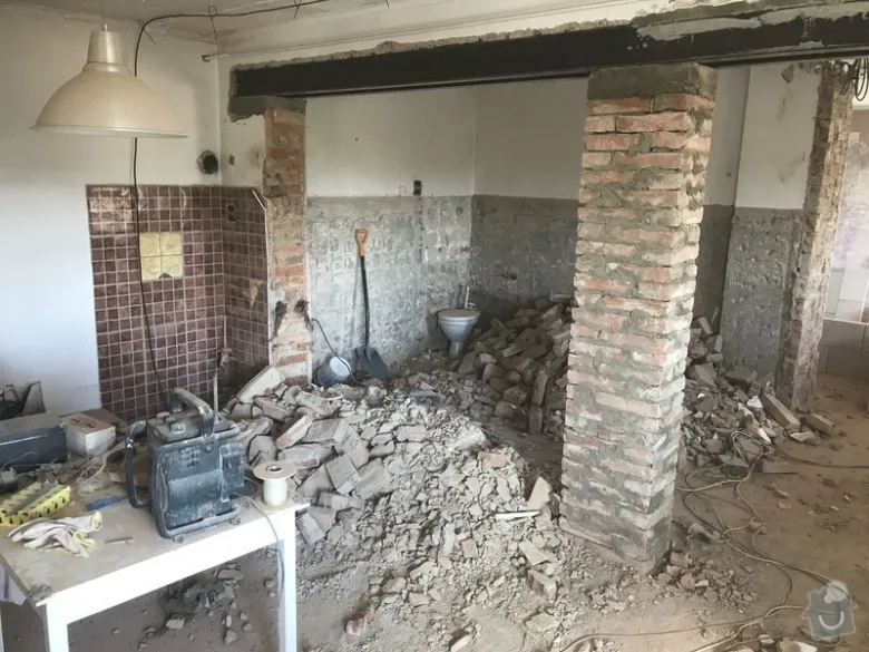 Rekonstrukce domu - zbořená stěna s cihlovými sloupy a sutí