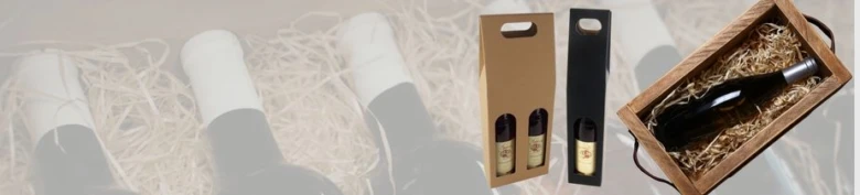 Různé typy dárkového balení pro víno v krabicích a dřevěných bednách.