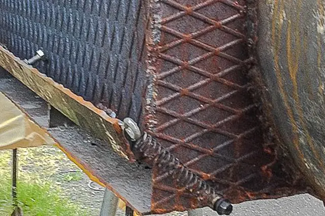 Gril z bojleru - detailní pohled na ručně vyrobený gril.