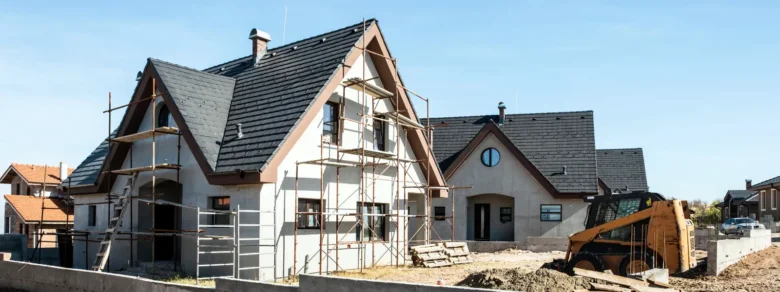 Dům v dokončování s konstrukčním rámečkem před kolaudací.