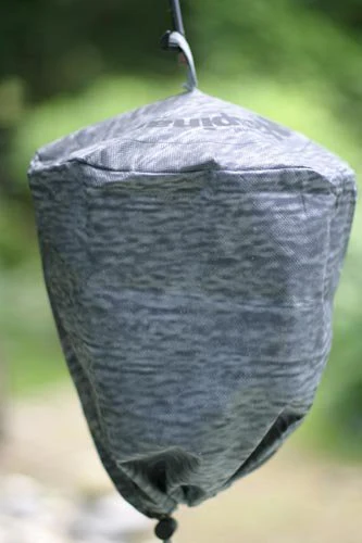 Vosí hnízdo zakryté sáčkem před likvidací.