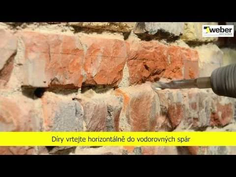 Vrtání děr do vodorovných spár cihlové zdi při sanaci