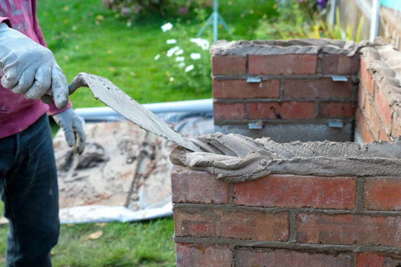 Postavení grilu z cihel – aplikace maltu na cihly