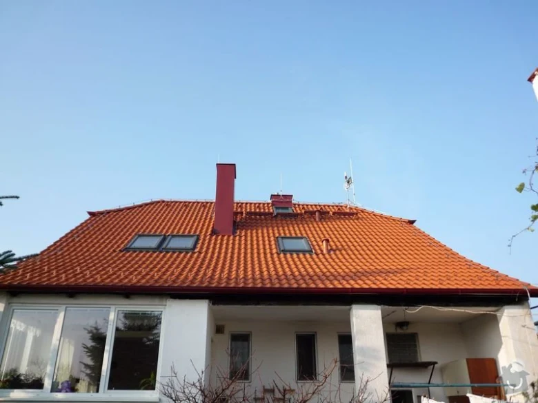 Bílý dům s červenou střechou před rekonstrukcí.