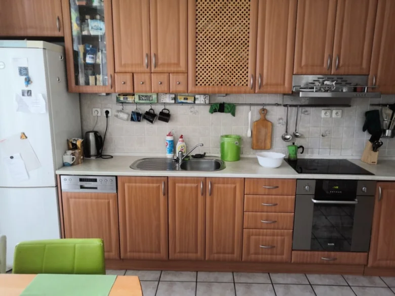 Kuchyňská linka s dřevěnými dvířky před renovací